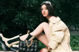 有种“排面”叫宋祖儿，墨镜扣头上，穿显黑的土黄色都能博人眼球图片