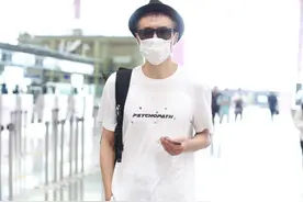 朴树白色字母T恤+Adidas运动裤+条纹短袜现身北京机场图片