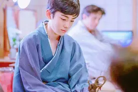 “日本第一贵公子”长残了？2岁穿和服萌翻网友，如今颜值不如爹图片