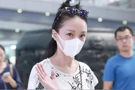 “周迅”又任性了，穿宽T恤配半身裙走机场，气质好穿麻布袋都赞图片