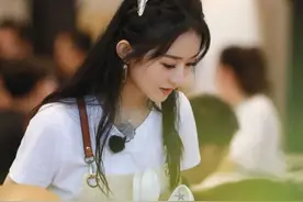 “拼命三娘”赵丽颖又双叒叕上热搜了，认真的她累到手抖图片