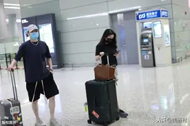 低调秀恩爱！王栎鑫携娇妻走机场，两人不穿情侣装也很登对图片