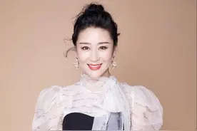 苗圃气质真不弱，穿网纱上衣配抹胸连体裤，丸子头发型时尚又减龄图片