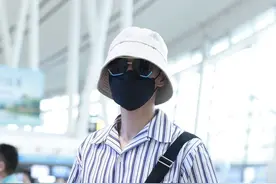 魏大勋现身机场，条纹衬衣尽显型男范，休闲裤也能显大长腿来图片