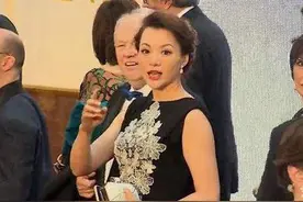 46岁董卿在国外惊艳了！穿黑白雕花长裙真优雅，好气质同龄人少见图片