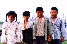 英子和嘎子15年后重逢，嘎子不和英子玩，网友：张一山陪她玩图片