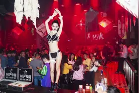 妈妈咪呀：20岁酒吧歌手恋上大13岁男友，相识3个月就闪婚图片