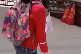 女孩长胖30斤穿不上校服，被亲妈嘲笑，孩子哭着要妈删视频图片