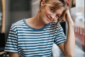 女人不管奔几，短袖多穿4个“显白色”！很适合黑黄皮图片