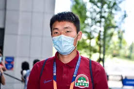 中超第五轮：河南建业抵达赛场，多拉多首发卡兰加替补图片