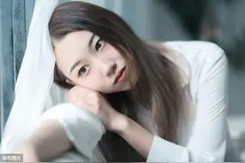 脸若银盘，眼似水杏，唇不点而红，眉不画而翠图片