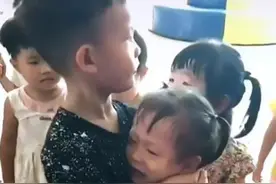 大班哥哥“慰问”刚入学的妹妹，现场画面暖心，网友：是个好哥哥图片