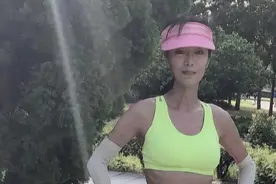 65岁米雪身材真好，“排骨腰”、马甲线背肌，同龄人里太罕见了图片