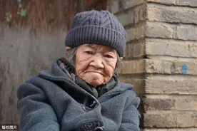 那个深夜偷哭的进城老人：卖了农村的房子并不是走错的第一步图片