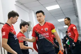 力压5大归化！郜林当选广东足球先生，目标当主帅与郑智碰面？图片