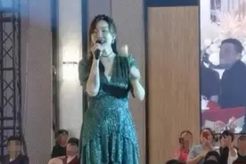 安徽主持余声罕现身，和金星是密友老公是富豪，仍要靠商演赚钱？图片