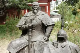 将军上厕所时发现一群蚂蚁，对属下说：赶紧撤退，违令者斩图片