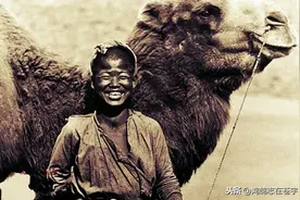 清末真实照片，牵骆驼的商贩黑不溜秋，乡下地主的老婆俊秀俏丽图片