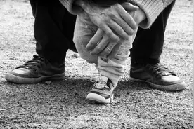 钦州精神障碍男子被救助，哥哥：我父亲在的时候他还好一些图片