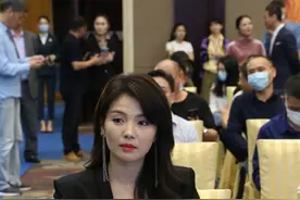 刘涛出席某会议活动，黑西装配白色打底，端正大方图片
