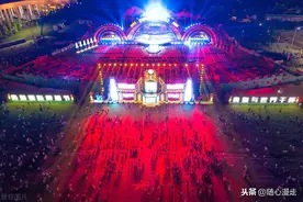 国际啤酒节30年｜青岛西海岸航拍夜幕中的金沙滩啤酒城图片