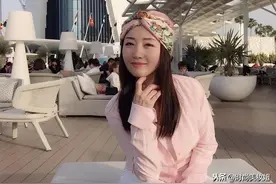 杨钰莹又到外国“扮嫩”，穿粉色衬衫配花头巾，48岁少女感好强图片