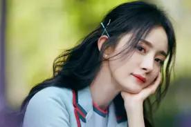 杨幂再创新坐姿“夹腿蹲”，你敢挑战吗？图片