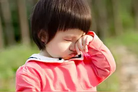 孩子一直揉眼睛，总感觉眼里有东西，身为父母的你知道怎么回事吗图片