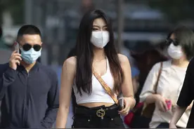 热浪侵袭北京，三里屯化身T台，潮男靓女引瞩目图片