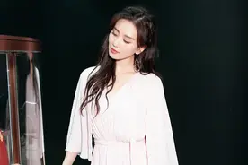 刘诗诗粉裙造型精致时髦 与熊猫雕塑合影笑容甜图片