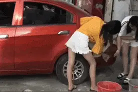 两妙龄少女面对突发事故，是如何做出快速反应的？图片