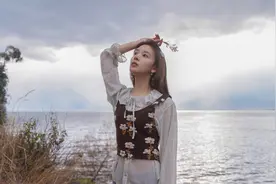 陈瑶海边游玩照曝光！碎花马甲搭配复古风白衬衫，春天气息十足图片