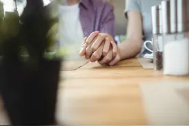 4年的甜蜜爱情，最终我们都还是输给了现实图片