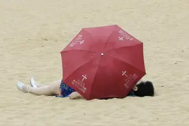 她拍下夜晚独自游泳的男人、沙滩上的妇女、河边的老人图片