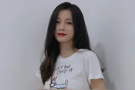 沈梦辰夏日穿搭合集，简约白T搭高腰牛仔短裤，清新减龄满满元气图片