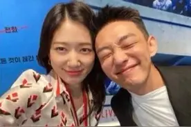 组图：刘亚仁朴信惠主演丧尸电影《#活着》6月将映图片