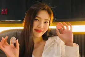 南韩女艺人朴秀荣晒自拍，黑腰带扎衬衫裙，笑容明丽图片