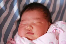 她凌晨生出8斤的孩子，会阴却裂伤严重，产科医生：3招预防裂伤图片