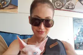 美女和“外星人”一起练瑜伽！越练越瘦，网友：这身材绝了图片