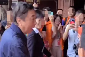 62岁冯巩现身寺庙，身旁无保镖助理接地气！网友：春晚没你不看图片