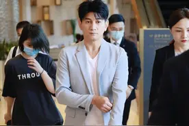街拍：吴奇隆穿灰西装配休闲裤搭小白鞋，尽显休闲帅气图片