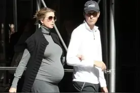 伊万卡孕期也甜蜜！挺大肚子和老公当街秀恩爱，踮着脚尖忘情亲吻图片