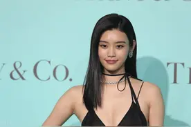 阔太奚梦瑶独自买名牌，小鸟腿有一米二，身上背的包就达10万？图片