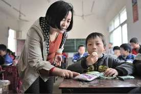 由七年级住校学生踹坏宿舍门想到的，要重视农村孩子的家庭教育图片