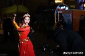 新疆美女参加相亲节目，大跳火辣舞蹈，引发现场火热氛围图片
