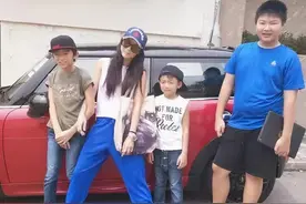 张柏芝2岁儿子飞速成长，蹲着和妈妈齐高，肤色发黄生父依然成谜图片