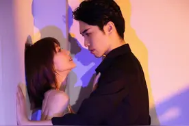 毛晓彤短发尽显御姐范，穿银色亮片开叉吊带裙跳热舞，这身材真绝图片