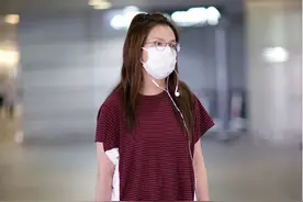 赵薇打扮有一套，穿拼接T恤正面看着“小一号”，休闲款也时髦图片