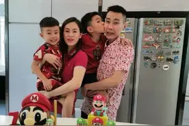 38岁李宗伟现状，抗癌花费千万，如今成最强奶爸，妻子要生三胎图片
