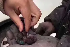 年产值千万的绿松石矿山“捡渣人”图片